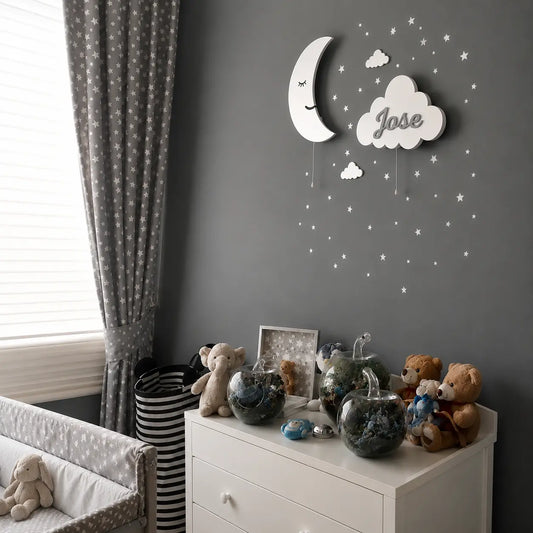 Habitación de bebé decorada con set de 2 lámparas de madera: lunita y nube personalizada con nombre. Decoración de pared en tonos blancos y grises sin luz encendida.