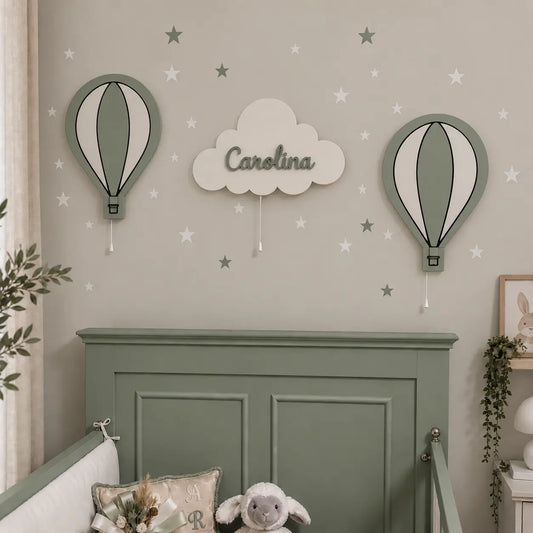 Habitación bebé decorada con set de 3 lámparas de madera: dos globos aerostáticos y nube personalizada con luz LED. Decoración de pared en tonos verdes y blancos.