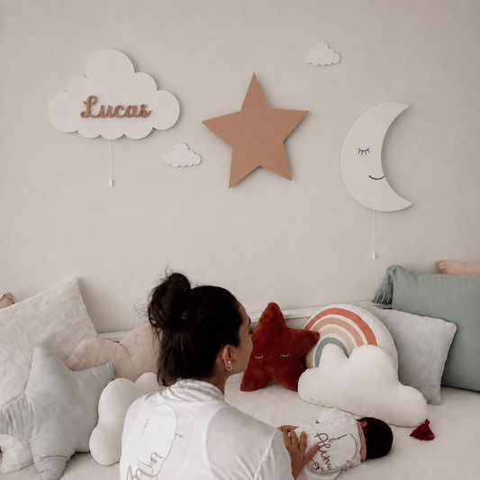 Habitación de bebé decorada con lámparas de pared de luna, estrellas y una nube personalizada con nombre, pintadas a mano.