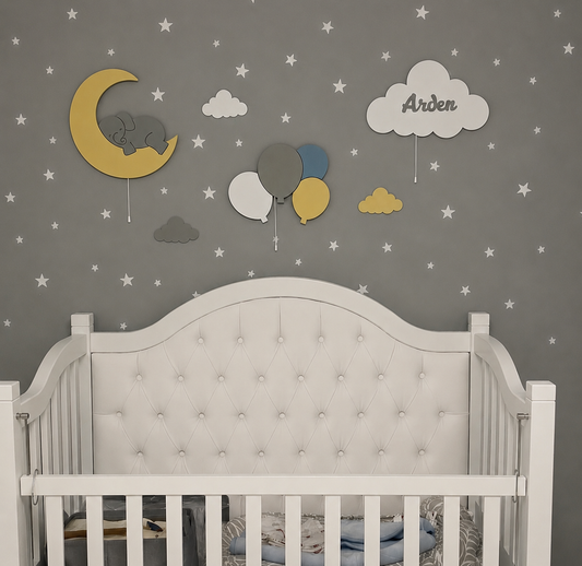 Lámparas infantiles de pared con elefantito en la luna, globos y nube personalizada con nombre para decorar la habitación del bebé. Diseño de madera con luz LED en tonos neutros.