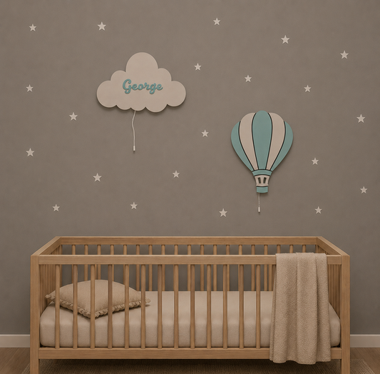 Set de 2 lámparas infantiles con globo aerostático y nube personalizada con nombre. Decoración de pared iluminada para habitación de bebé en tonos neutros.