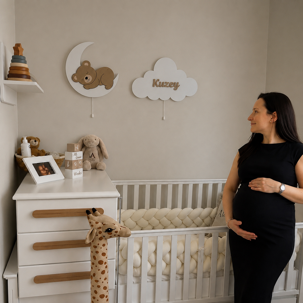 Set de 2 lámparas infantiles con oso en la luna y nube personalizada con nombre. Decoración de pared iluminada para habitación de bebé en tonos neutros.