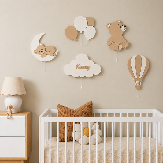 Set de 5 lámparas infantiles de pared con oso en la luna, osito con globos, globo aerostático y nube personalizada con nombre. Decoración iluminada para habitación de bebé en tonos neutros.