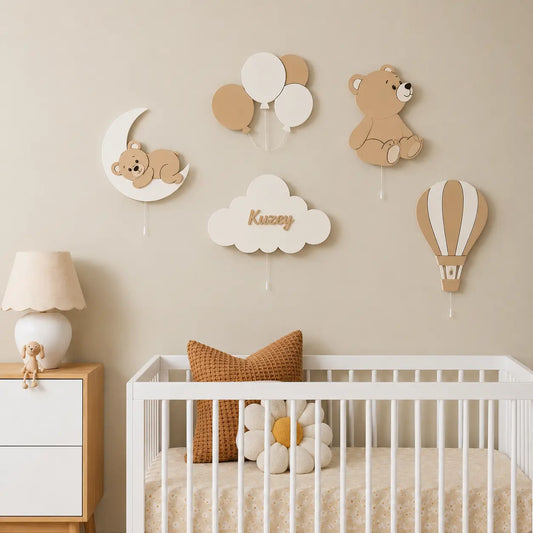 Set de 5 lámparas infantiles de pared con oso en la luna, osito con globos, globo aerostático y nube personalizada con nombre. Decoración iluminada para habitación de bebé en tonos neutros.