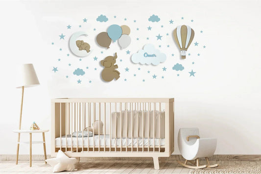 Habitación bebe decorado con lámparas.