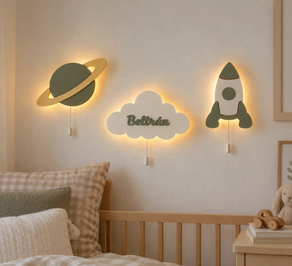 Lámparas de madera infantil con luz led: planeta, nube personalizada y cohete en tonos verde salvia.