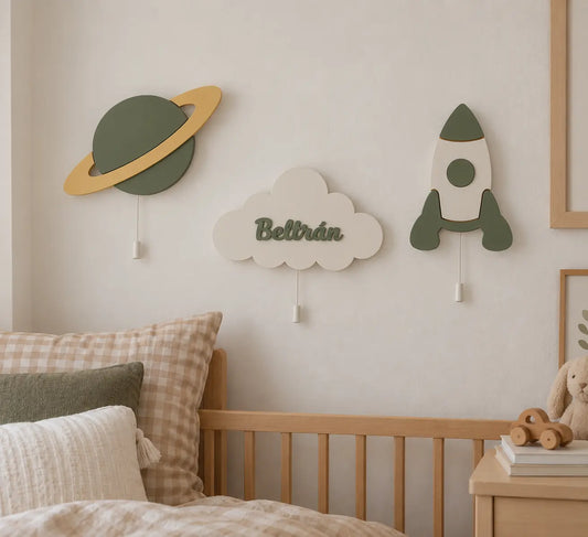 Lámparas de madera bebé con luz led: planeta, nube personalizada y cohete en tonos verde salvia.