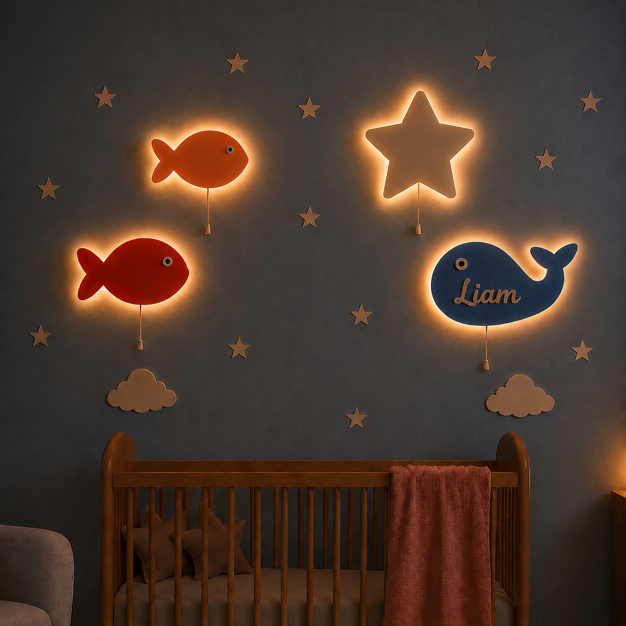 Set de 4 lámparas infantiles de madera con 3 peces, una estrella y una ballena personalizada con nombre, pintadas a mano con luz LED cálida.
