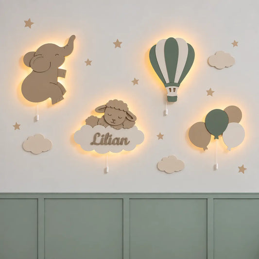 Set de lámparas infantiles personalizadas con globos, elefantito, globo aerostático y oveja sobre nube con nombre.
