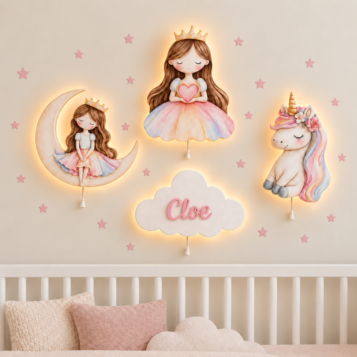 Set de 4 lámparas infantiles de madera Cuento de la Princesa: princesa sentada en la luna, princesa con corazón, unicornio de crin de colores y nube con el nombre Cloe, encendidas en la pared de una habitación de bebé.