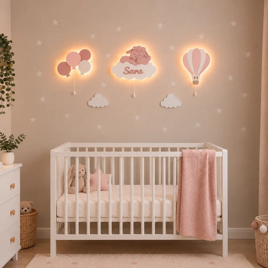 Habitación infantil decorada con set de 3 lámparas de madera: globos nube personalizada con luz LED. Decoración de pared en tonos rosa y blanco.