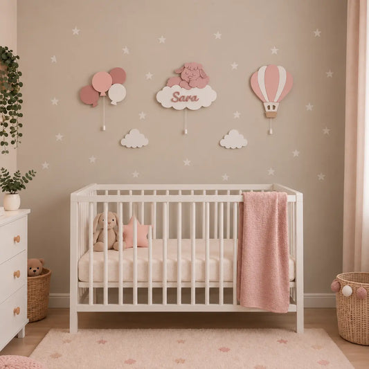 Habitación infantil decorada con set de 3 lámparas de madera: globos nube personalizada con luz LED. Decoración de pared en tonos rosa y blanco.