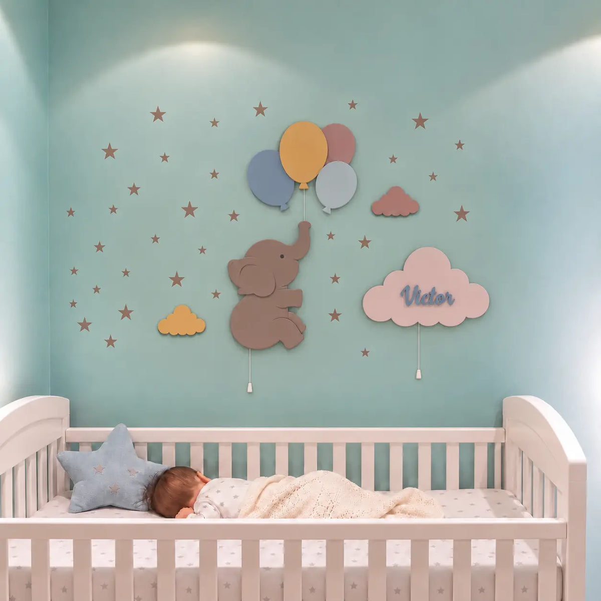 Habitación de bebé con set de 3 lámparas de madera con luz LED: elefantito con globos y nube personalizada con nombre. Decoración de pared en tonos amarillo, gris, azul.