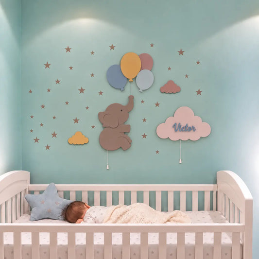 Habitación de bebé con set de 3 lámparas de madera con luz LED: elefantito con globos y nube personalizada con nombre. Decoración de pared en tonos amarillo, gris, azul.