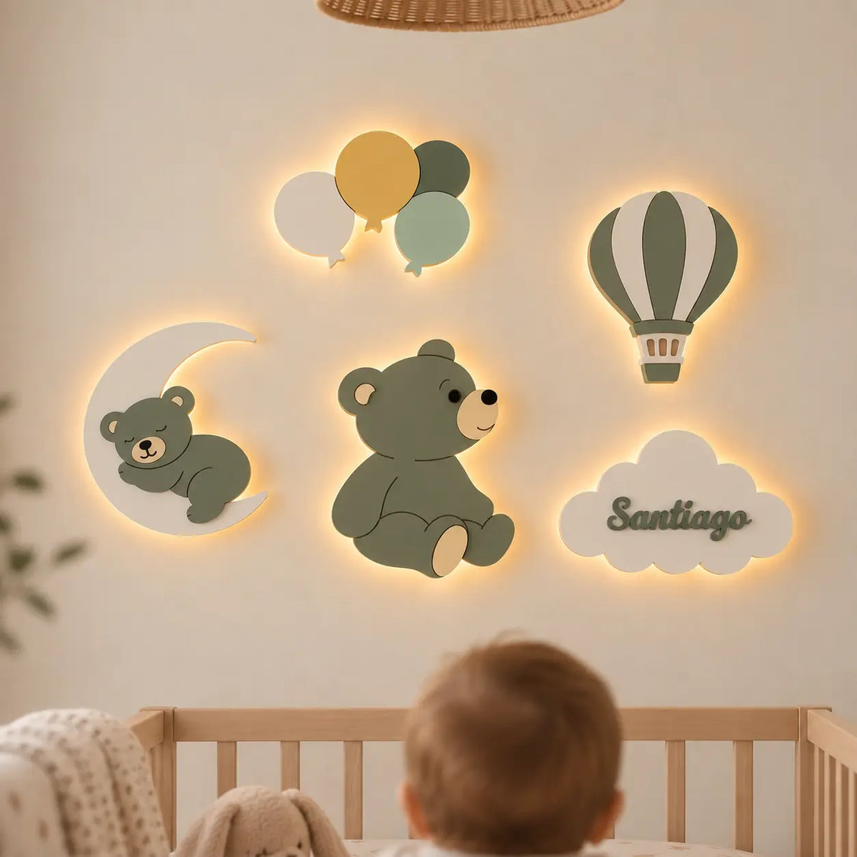 Decoración de habitación infantil con set de 5 lámparas de pared de madera: osito, globos, oso sobre la luna, globo aerostático y nube personalizada con nombre. Lámparas LED para bebé, sin cables. Colores verde, verde salvia, amarillo y blanco. 