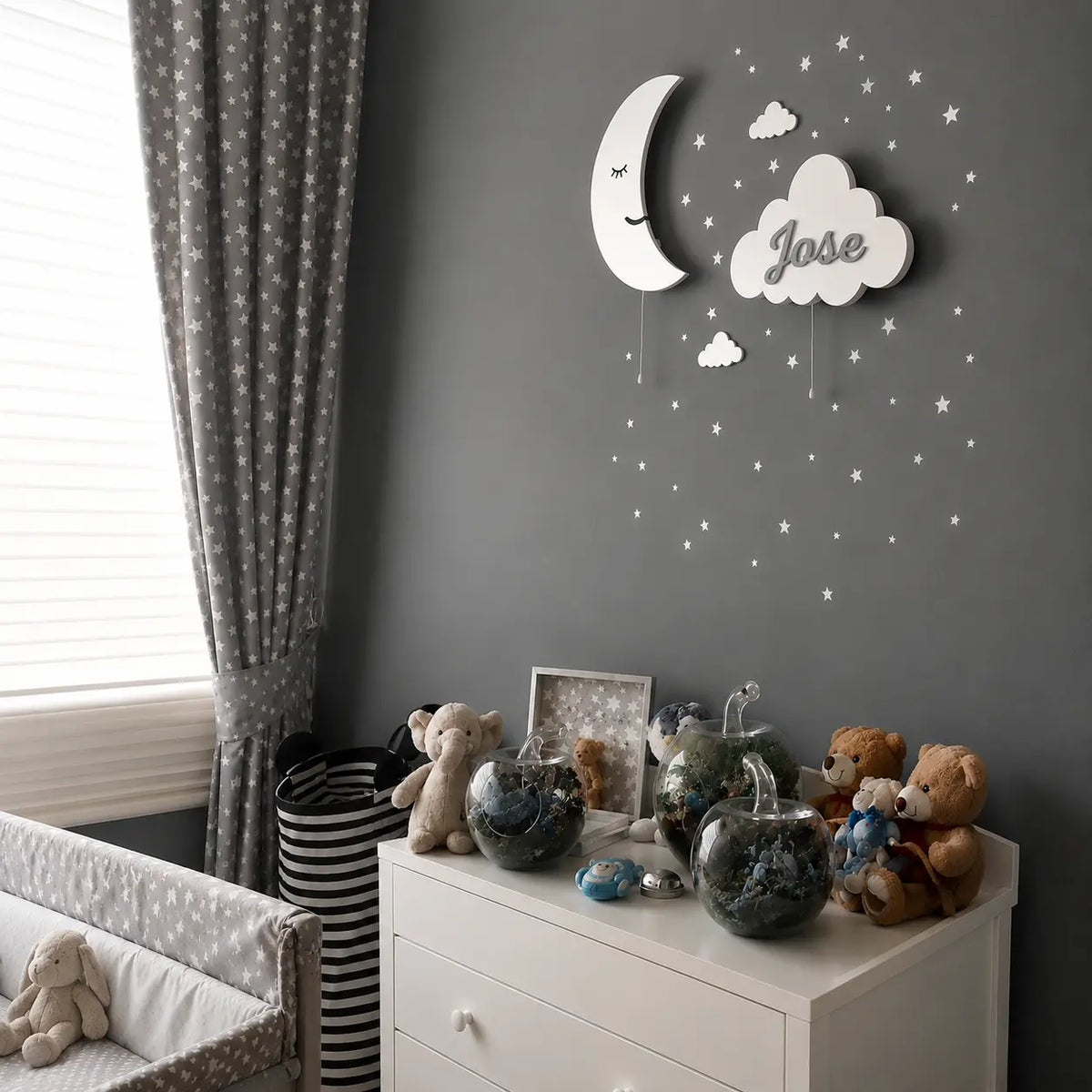 Habitación de bebé decorada con set de 2 lámparas de madera: lunita y nube personalizada con nombre. Decoración de pared en tonos blancos y grises sin luz encendida.