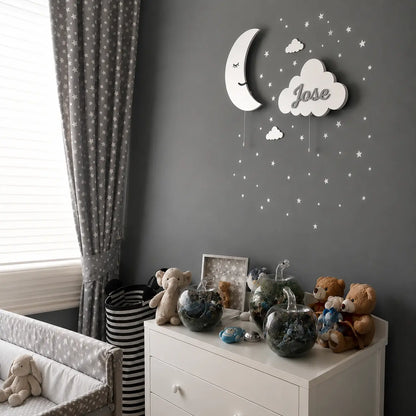 Habitación de bebé decorada con set de 2 lámparas de madera: lunita y nube personalizada con nombre. Decoración de pared en tonos blancos y grises sin luz encendida.