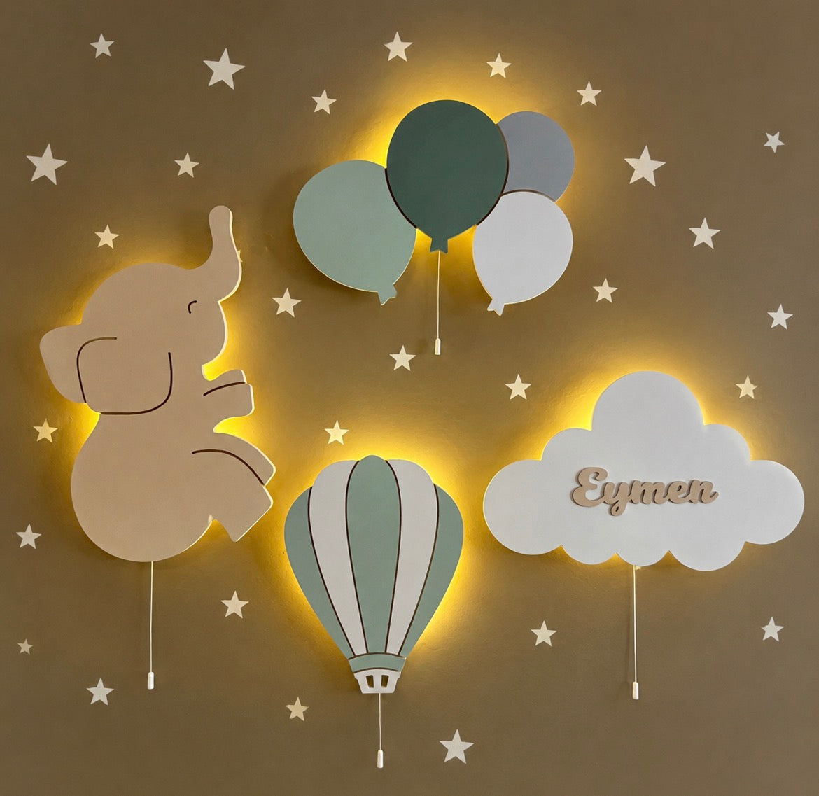 Set de 4 lámparas infantiles de madera con luz LED encendida: elefantito, globos, globo aerostático y nube personalizada con nombre. Decoración de pared en tonos verdes y beige.