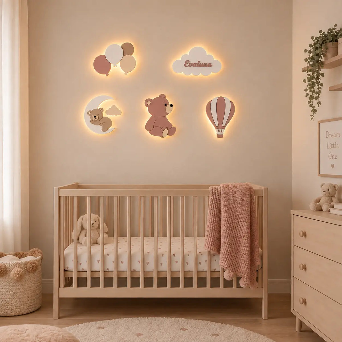 Set de 5 lámparas infantiles de pared con oso en la luna, osito con globos, globo aerostático y nube personalizada con nombre. Decoración iluminada para habitación de bebé en tonos rosa empovado y beige.