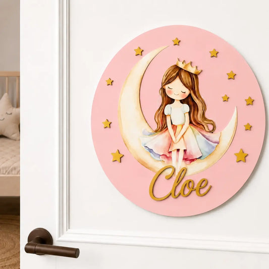 Adorno de puerta de madera rosa con una princesa sentada en la luna, estrellas doradas y el nombre Cloe en dorado.