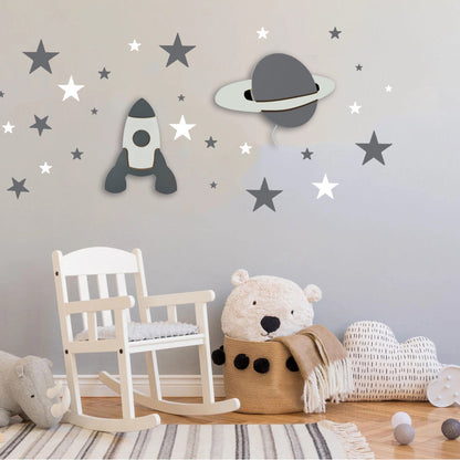 Set personalizado de 2 lámparas infantiles de madera en colores gris oscuro y blanco con cohete y planeta, pintadas a mano con pintura a base de agua para habitación infantil.