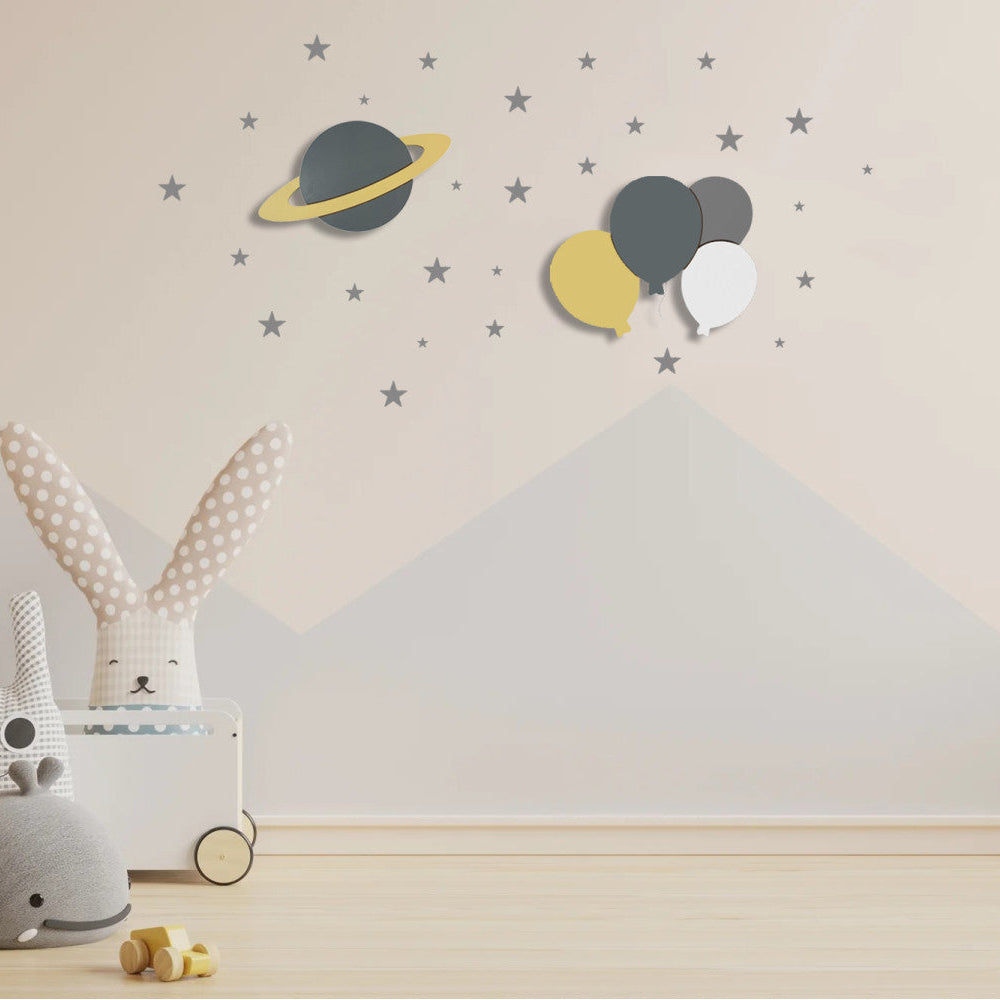 Set personalizado de 2 lámparas infantiles de madera en colores gris, gris oscuro, amarillo y blanco con planeta y globos, pintadas a mano con pintura a base de agua para habitación infantil.
