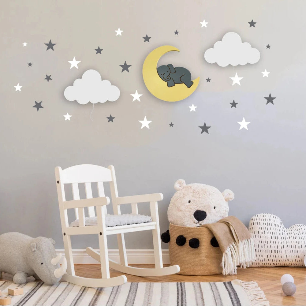 Set personalizado de 3 lámparas infantiles de madera en colores blanco, amarillo,gris y blanco con elefante sobre la luna y dos nubes, pintadas a mano con pintura a base de agua para habitación infantil.