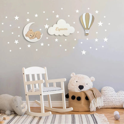 Set personalizado de 3 lámparas infantiles de madera en colores marrón y blanco con osito sobre la luna, nube con nombre y globo aerostático, pintadas a mano con pintura a base de agua para habitación infantil.
