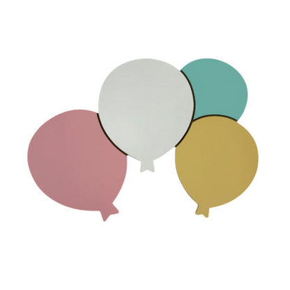 Lámpara infantil de pared con cuatro globos de colores BugyBagy. Decoración para habitación de bebé y regalo personalizado para nacimiento, baby shower o bautizo.