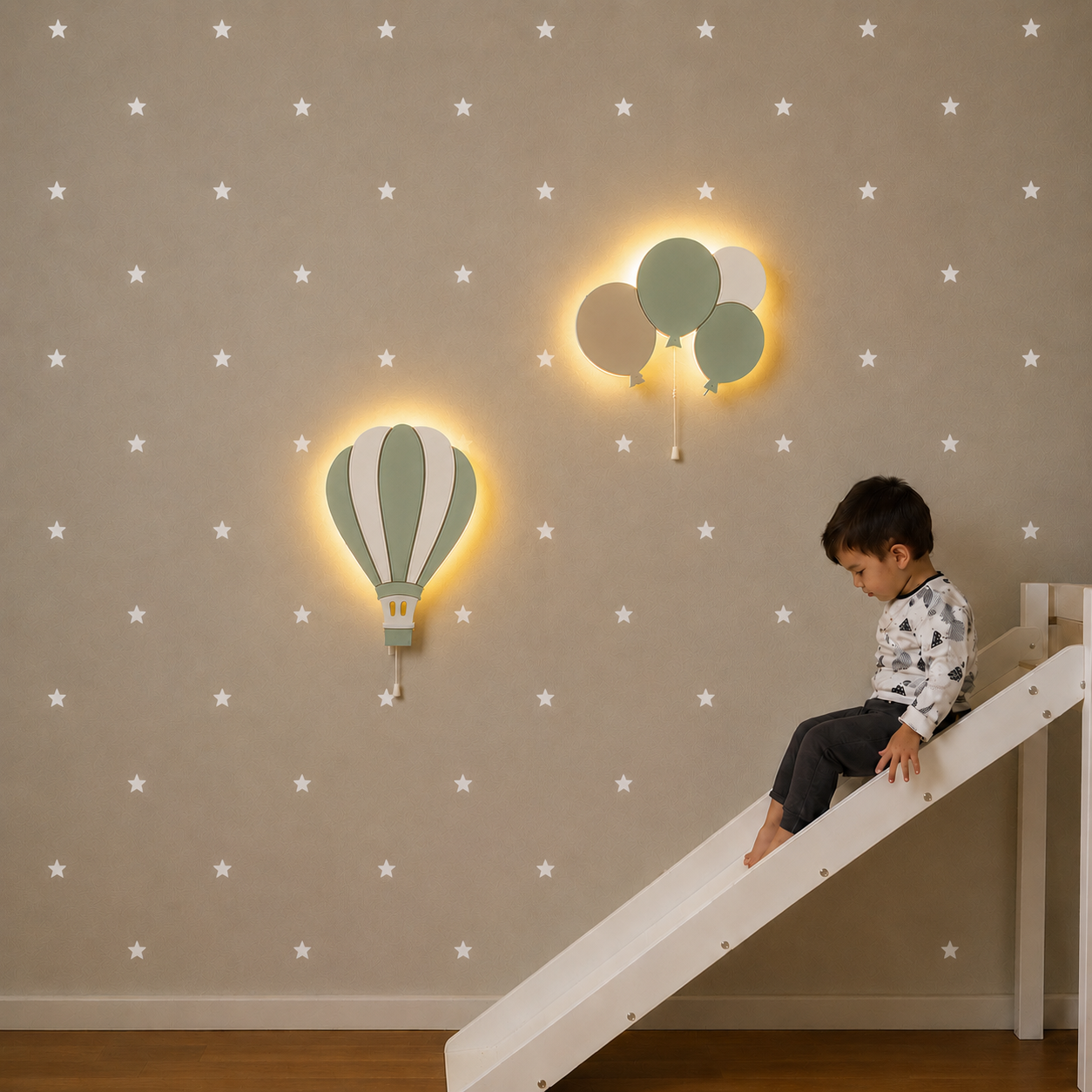 Habitación de bebé decorada con lámparas de pared infantiles de madera con adhesivos decorativos.