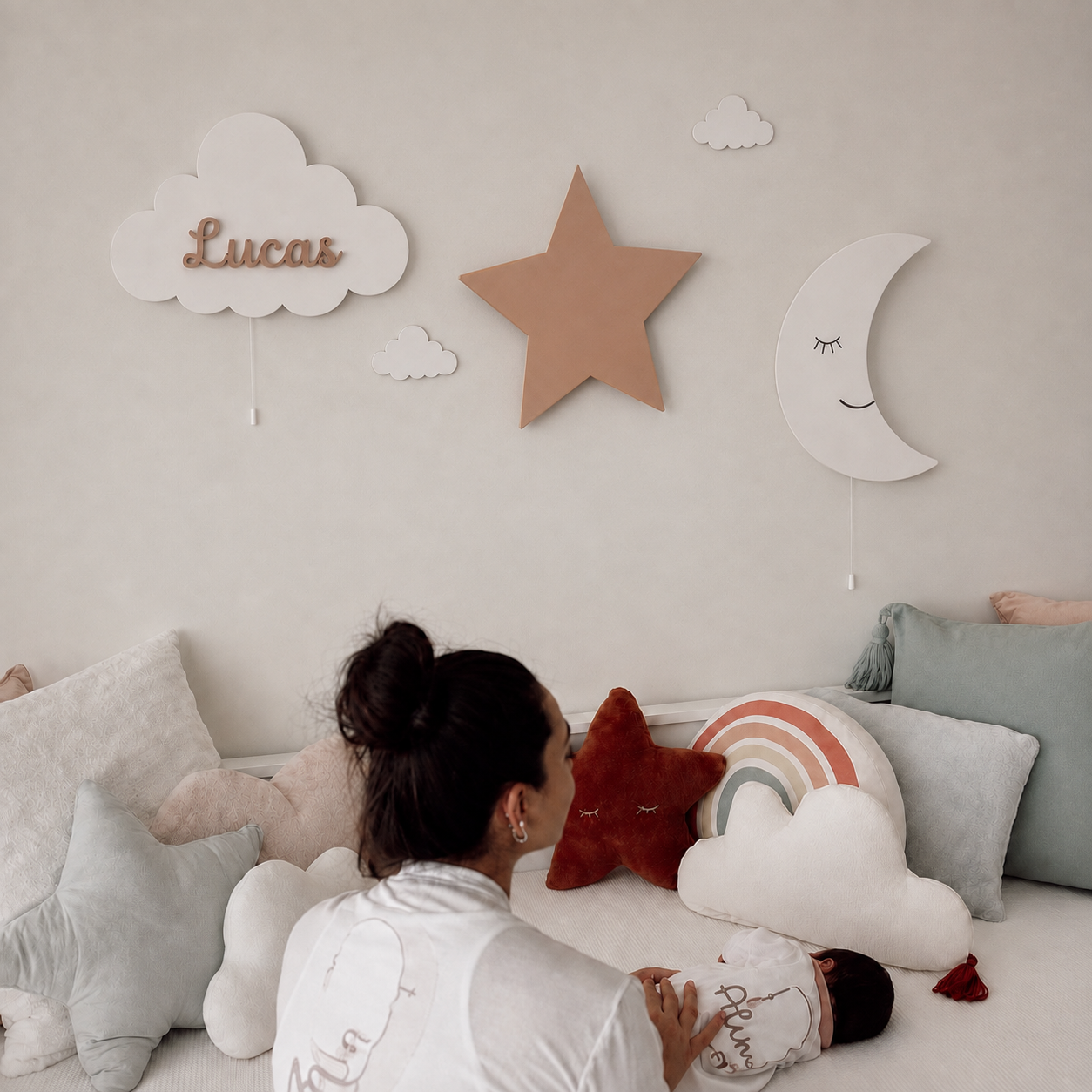 Habitación de bebé decorada con lámparas de pared de luna, estrellas y una nube personalizada con nombre, pintadas a mano.