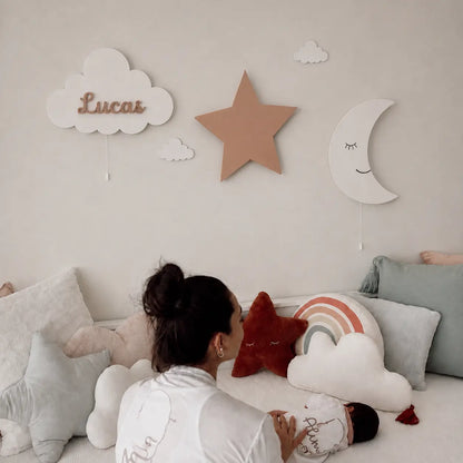 Decoración de habitación de bebé con lámparas infantiles de luna, estrellas y nube personalizada con nombre en colores neutros.