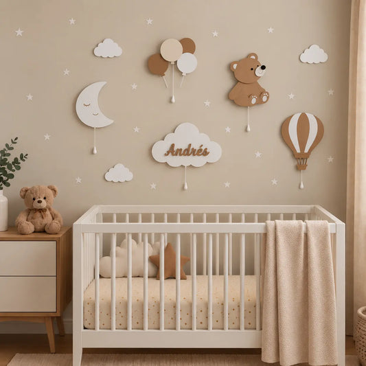 Decoración de pared para habitación infantil con lámparas de madera BugyBagy personalizadas, estrellas adhesivas y pequeñas nubes blancas sobre una pared beige.