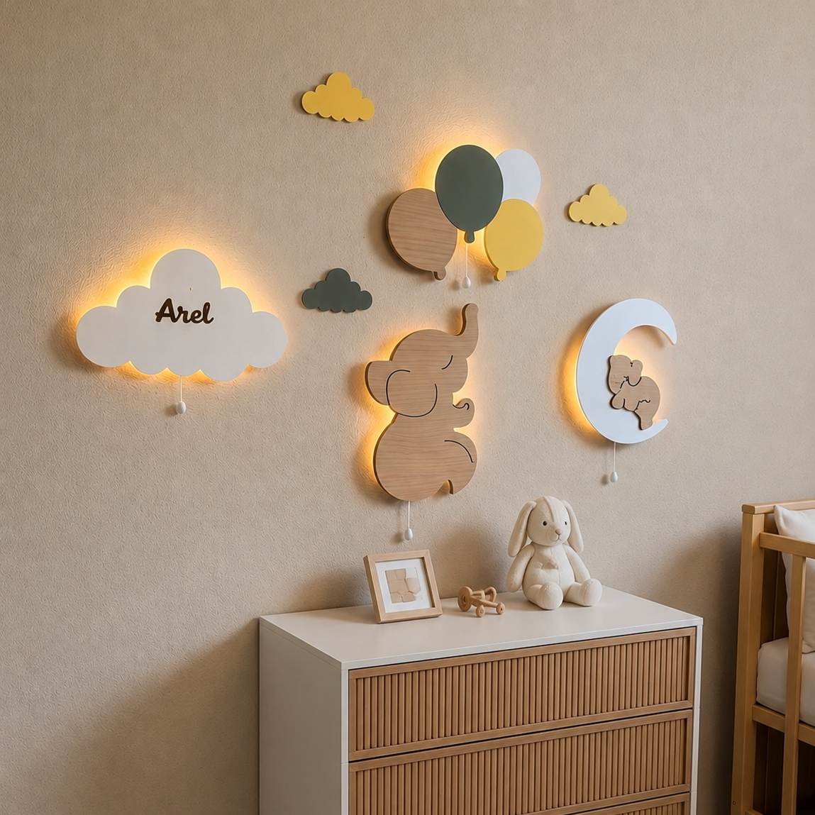 Lámparas infantiles de pared con globos, elefante, elefantito en la luna y nube personalizada con nombre para decorar la habitación del bebé. Diseño de madera con luz LED en colores neutros.