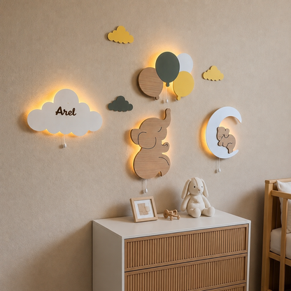 Lámparas infantiles de pared con globos, elefante, elefantito en la luna y nube personalizada con nombre para decorar la habitación del bebé. Diseño de madera con luz LED en colores neutros.