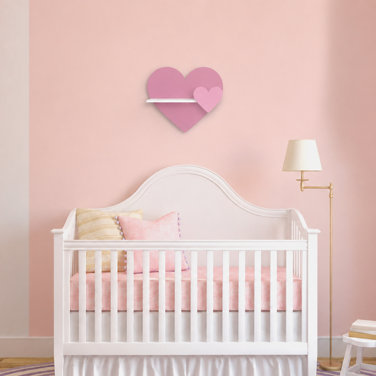 Estante iluminado de madera con forma de corazón y luz cálida, pintado a mano con pintura a base de agua para habitación infantil.