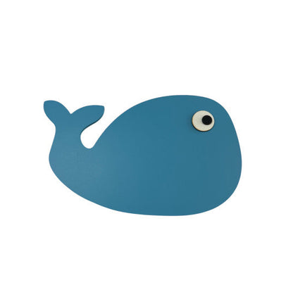 Lámpara infantil de madera con una ballena, pintada a mano con pintura a base de agua para habitación infantil.