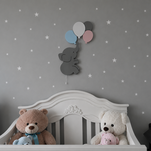 Lámparas infantiles de pared con elefante y globos para decorar la habitación del bebé. Diseño de madera con luz LED en tonos neutros.