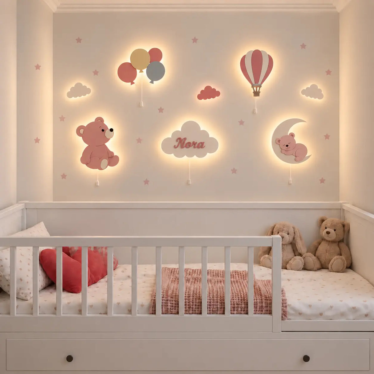 Decoración de habitación infantil con set de 5 lámparas de pared de madera: osito, globos, oso sobre la luna, globo aerostático y nube personalizada con nombre. Lámparas LED para bebé, sin cables.