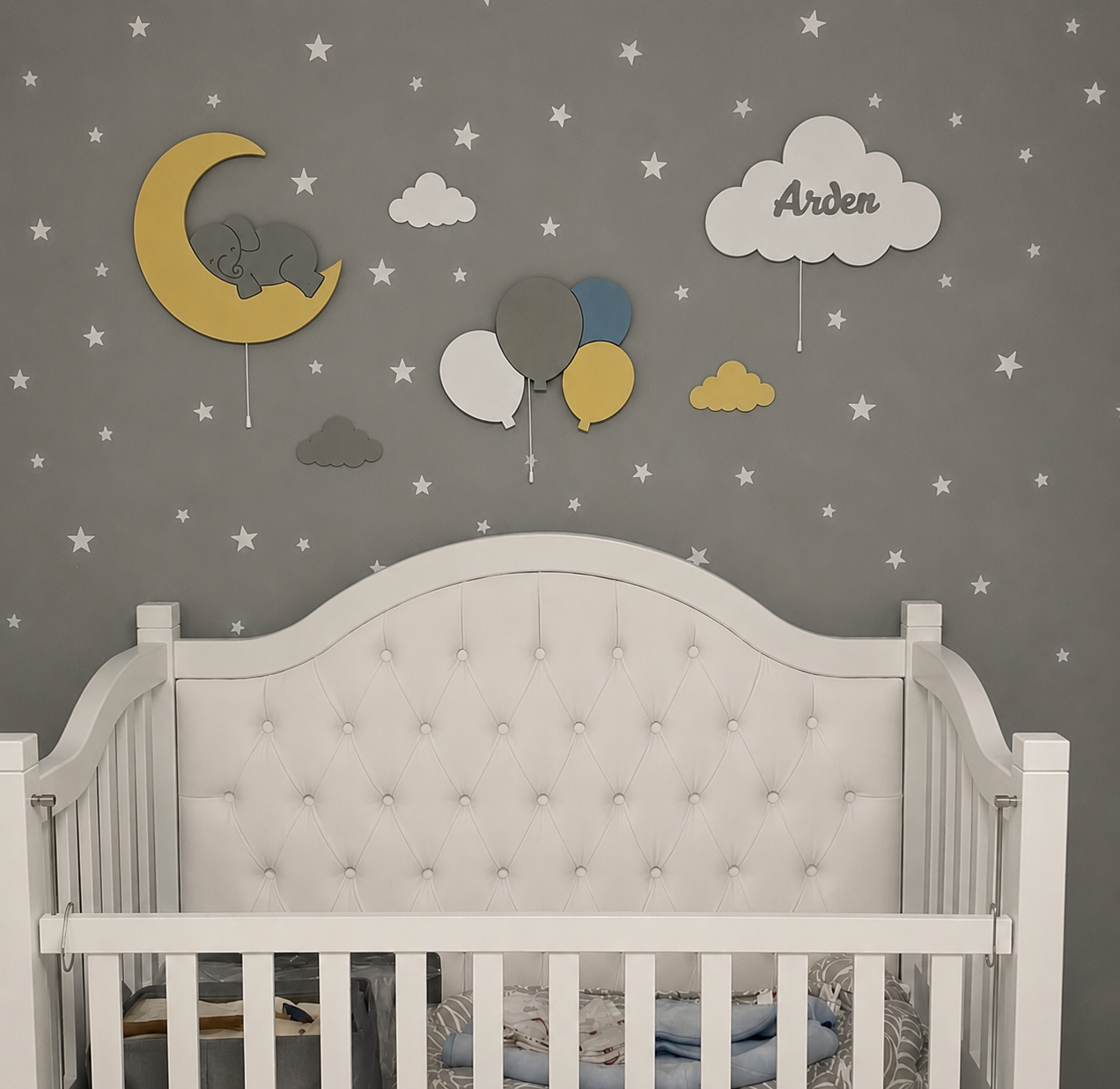 Lámparas infantiles de pared con elefantito en la luna, globos y nube personalizada con nombre para decorar la habitación del bebé. Diseño de madera con luz LED en tonos neutros.