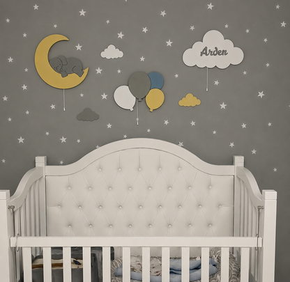 Lámparas infantiles de pared con elefantito en la luna, globos y nube personalizada con nombre para decorar la habitación del bebé. Diseño de madera con luz LED en tonos neutros.