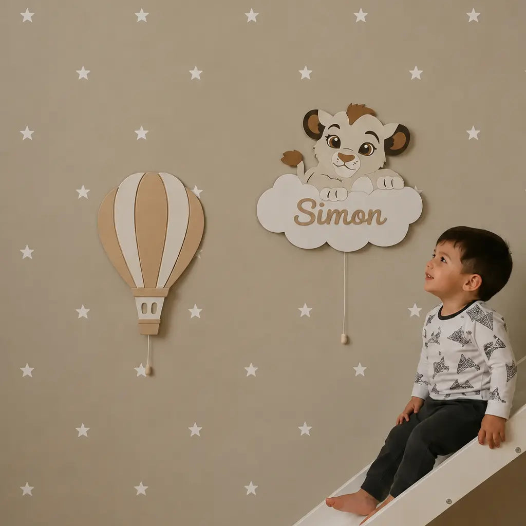 Lámparas infantiles de pared con globo aerostático y león sobre una nube, pintadas a mano para decorar la habitación del bebé, ideales para regalo de nacimiento, bautizo y cumpleaños.