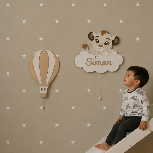 Lámparas infantiles de pared con globo aerostático y león sobre una nube, pintadas a mano para decorar la habitación del bebé, ideales para regalo de nacimiento, bautizo y cumpleaños.