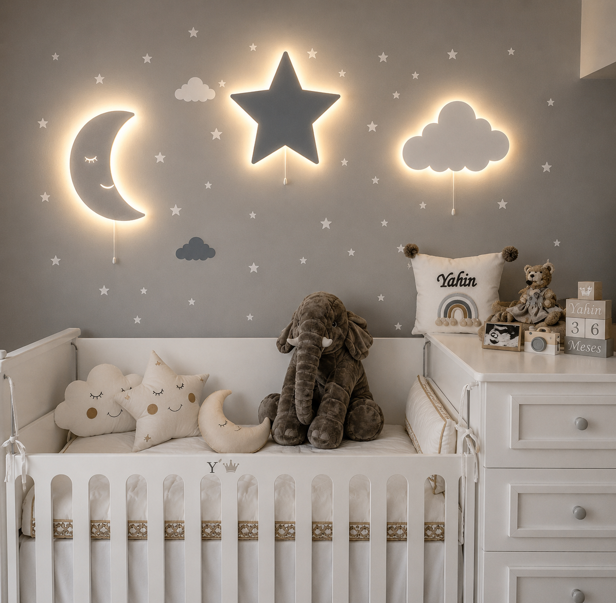 Set de 3 lámparas infantiles de pared con luna, estrella y nube personalizada con nombre. Decoración iluminada para habitación de bebé en tonos neutros.