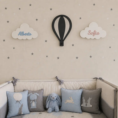 Tres lámparas infantiles de madera, con nubes personalizadas y globo aerostático, para decorar la habitación del bebé.