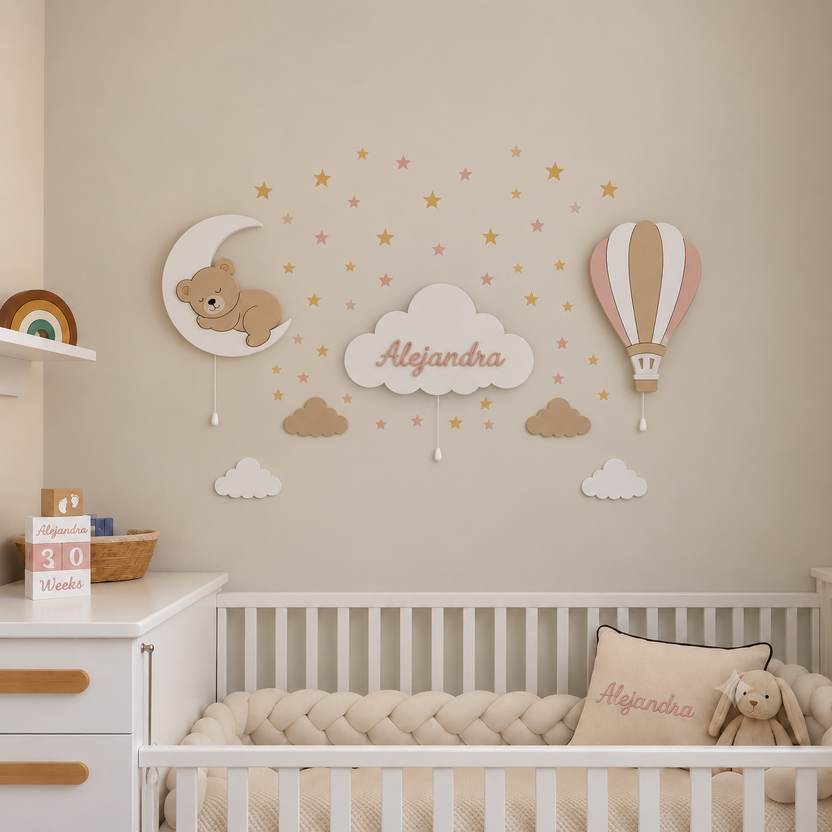 Lámparas infantiles personalizadas de oso sobre luna, nube y globo aerostático en una habitación de bebé. Un regalo ideal para bebé, bautizo, cumpleaños y baby shower