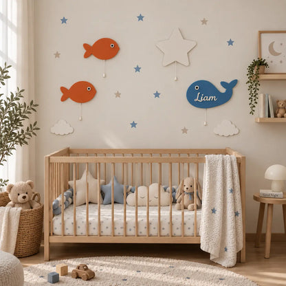 Habitación infantil decorada con set de 4 lámparas infantiles de pared de madera: Peces y estrella.