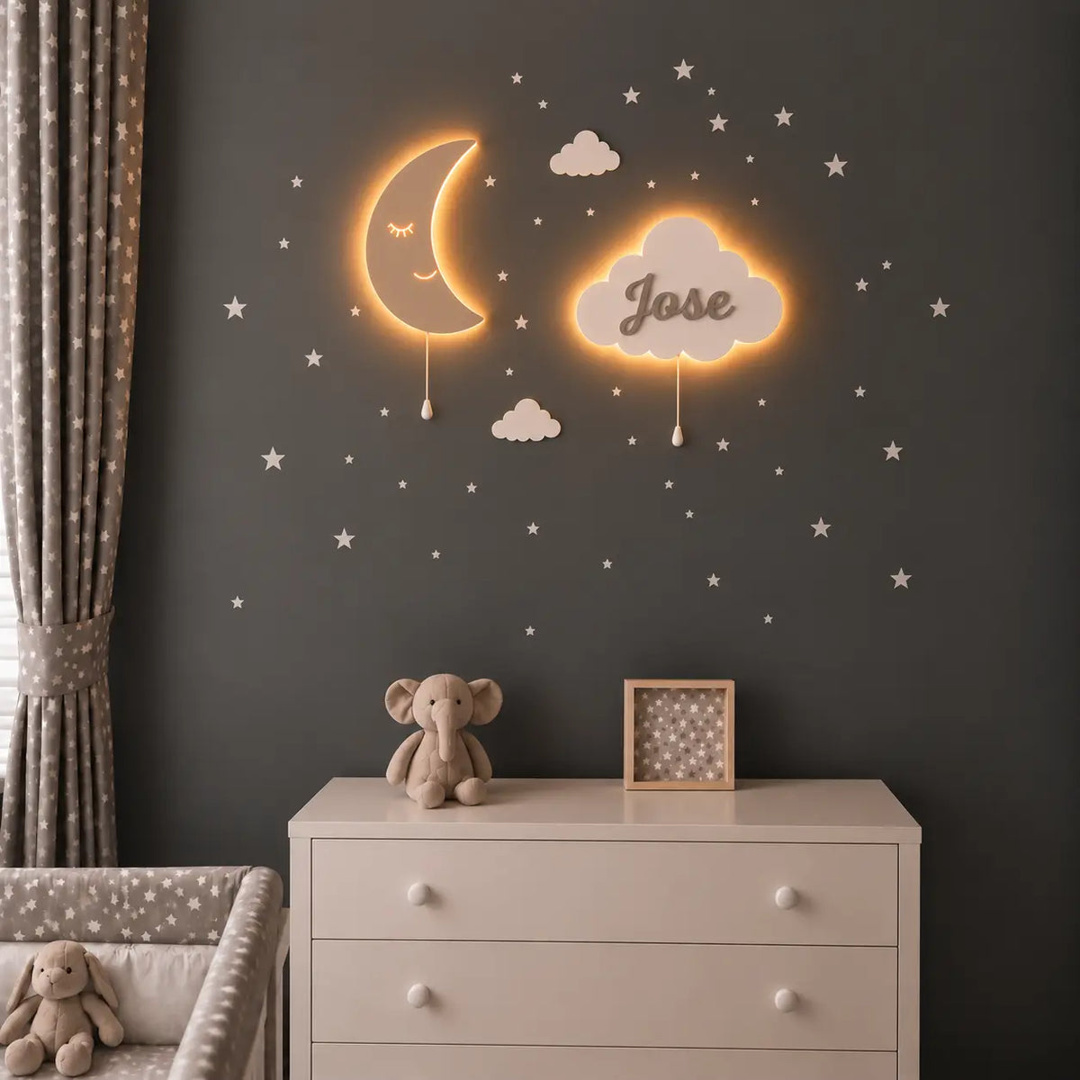 Habitación infantil decorada con set de 2 lámparas de madera: lunita y nube personalizada con nombre. Decoración de pared en tonos blancos y grises sin luz encendida.