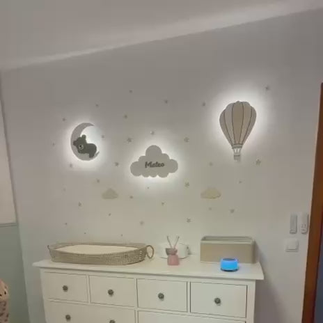 Lámmparas de madera para bebés con luz led: Oso sobre la luna, globo aerostático y nube personalizada.
