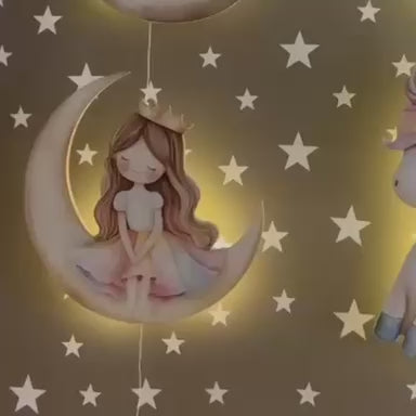 Vídeo de la lámpara de la princesa sentada en la luna, encendida con luz cálida sobre una pared con estrellas.